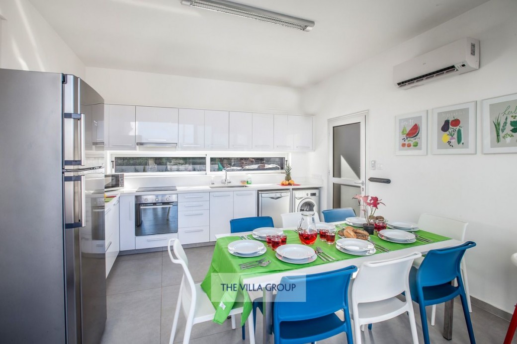 Fully equipped kitchen with dining table