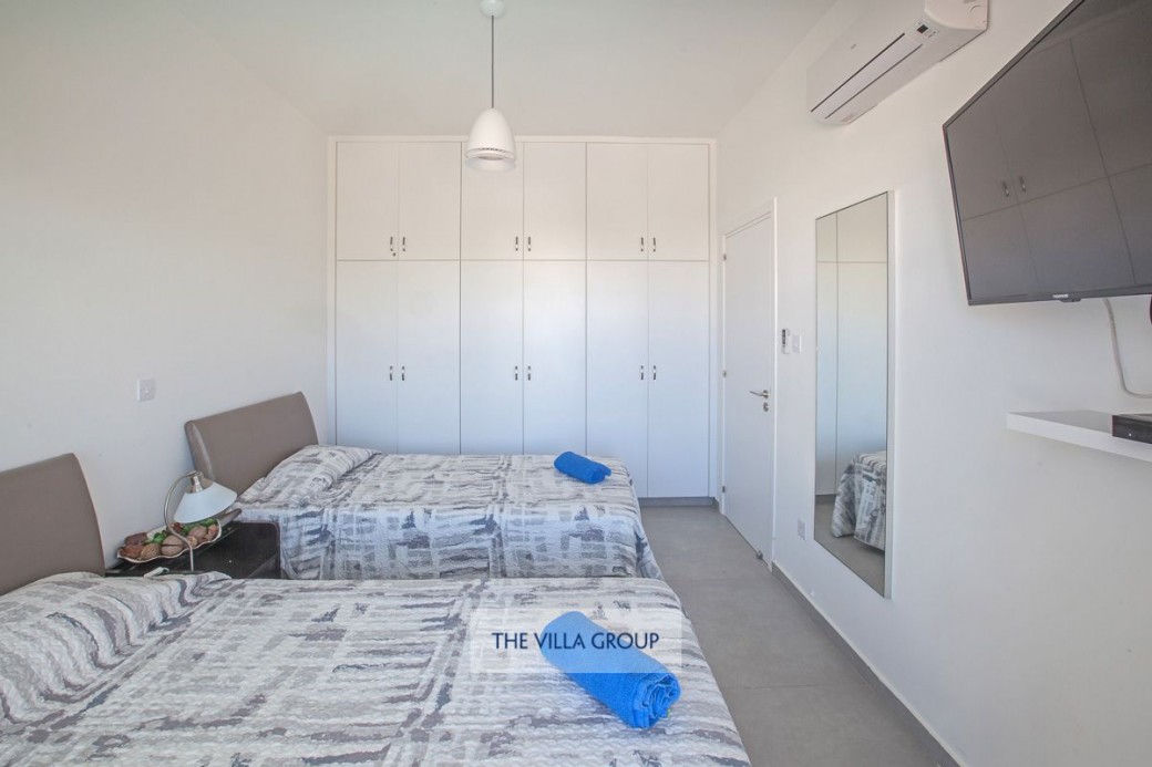 Lower ground floor twin bedroom