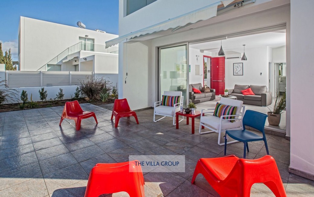 Furnished swimming pool terrace