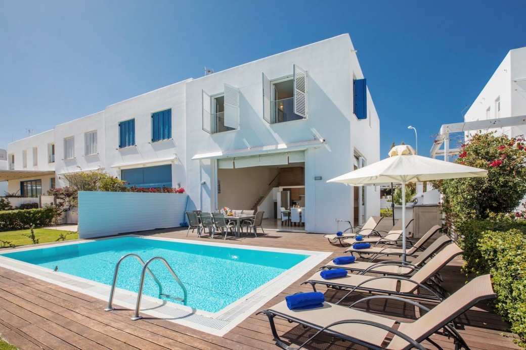 5 minute walk to Fig Tree Bay Beach and all amenities