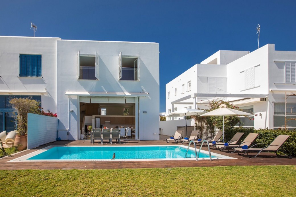 4 bedroom villa with private swimming pool