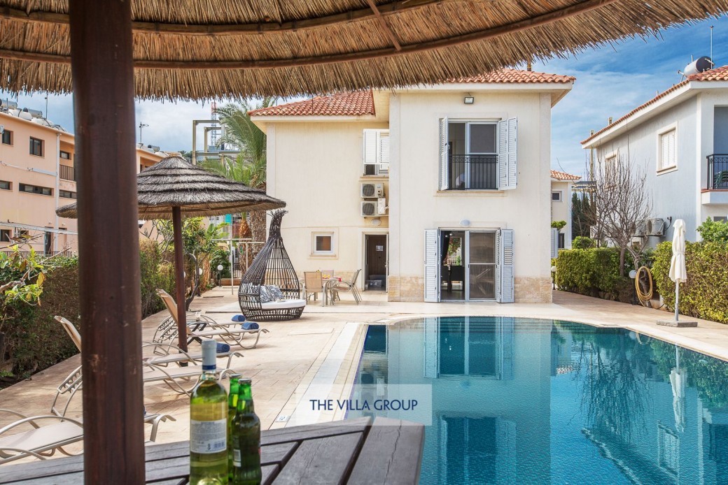 4 bedrooms, 1 en-suite, 1 bathroom and a private swimming pool