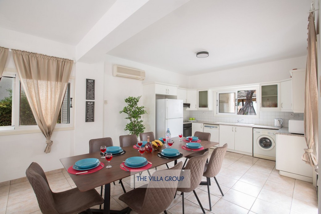 Fully fitted kitchen 