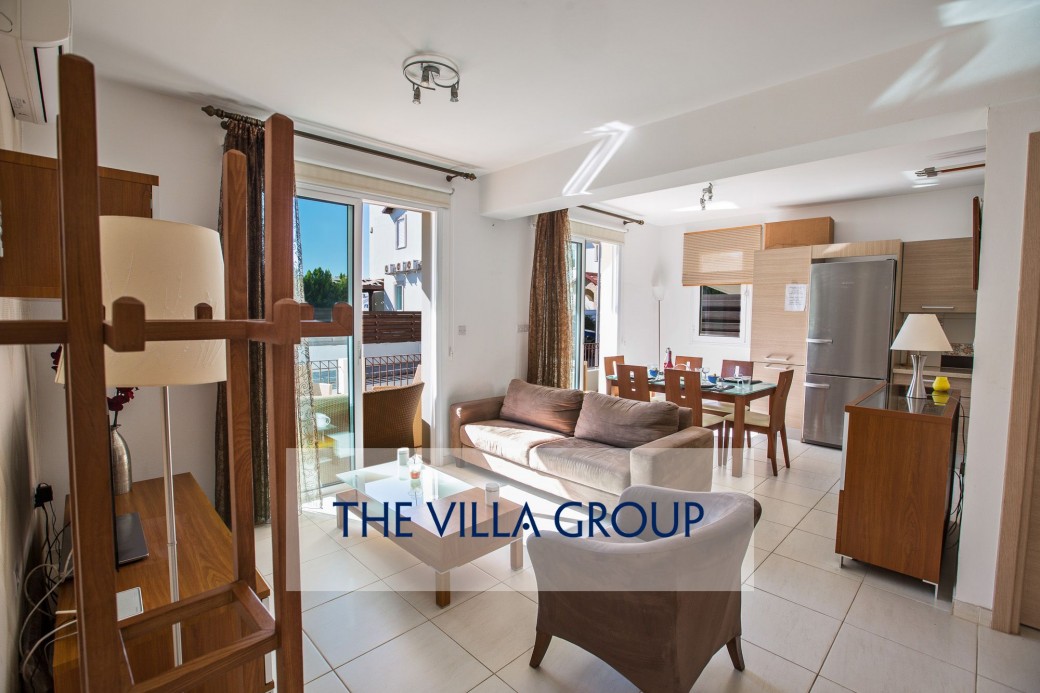 Dining table seating 6 adjacent to the kitchen area