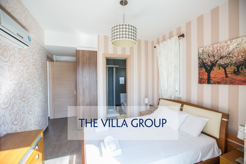 Double bedroom with en-suite shower room