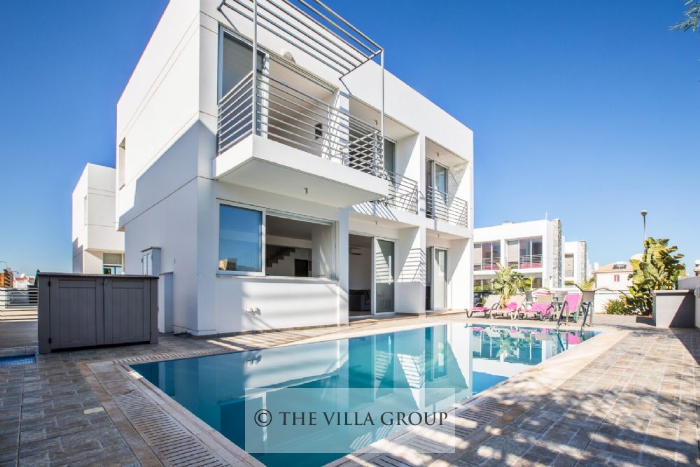 Private swimmin pool with patio