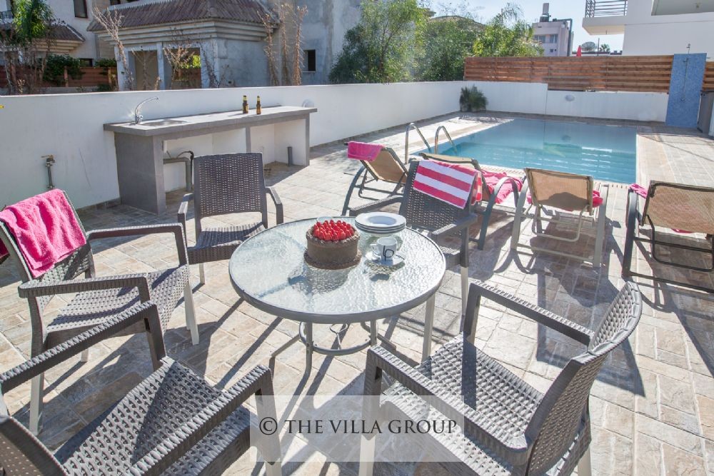 Patio table for 6 people 