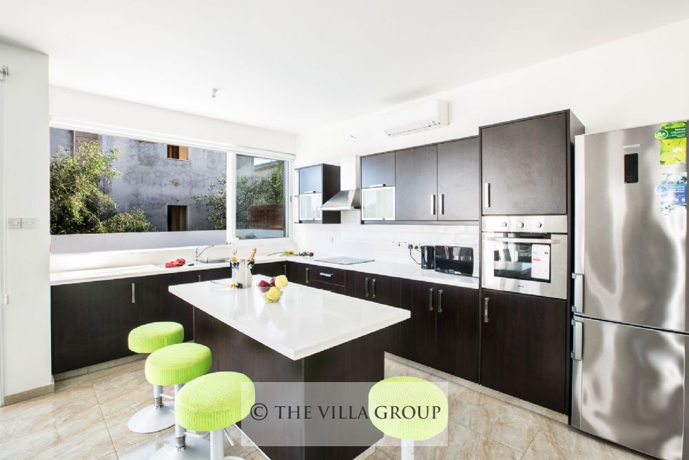 Fully equipped kitchen with breakfast bar
