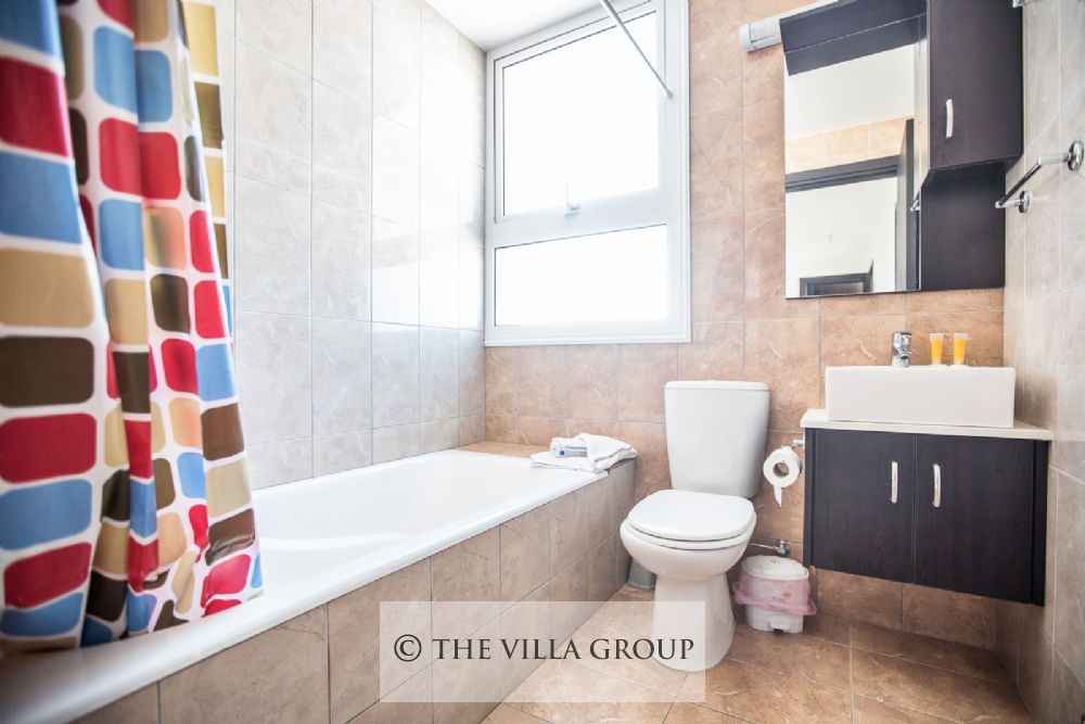 Main bathroom with bathtub
