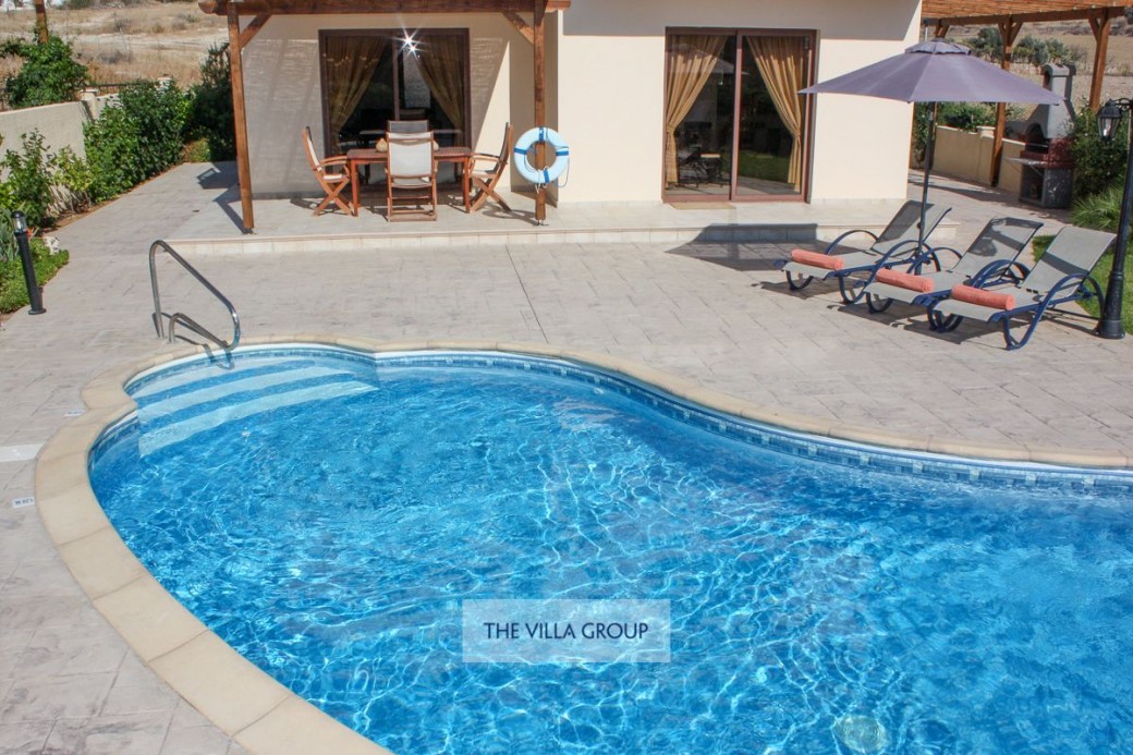 Walk-in steps to the swimming pool