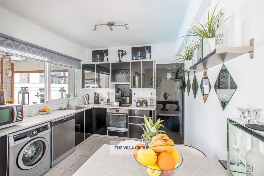 Fully equipped kitchen