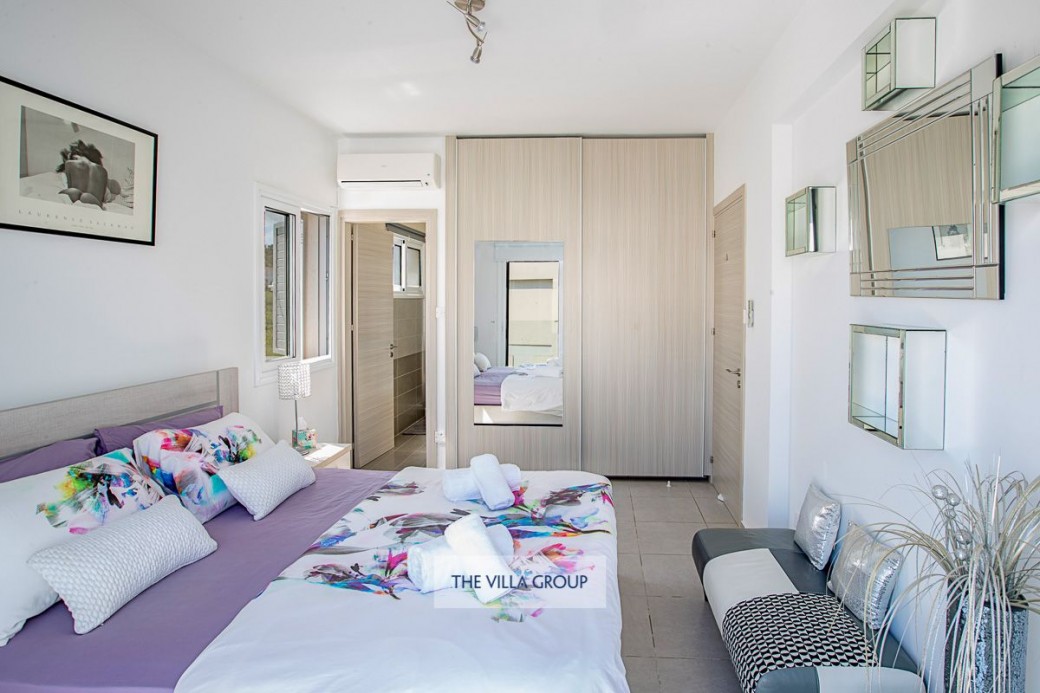 Double bedroom with en-suite shower room