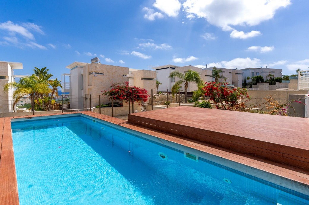 Swimming pool for cooling down during the summer season