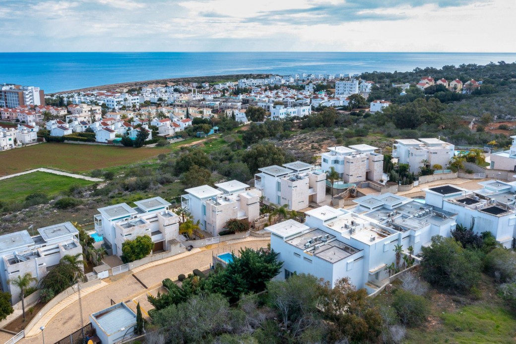 Complex of 11 villas
