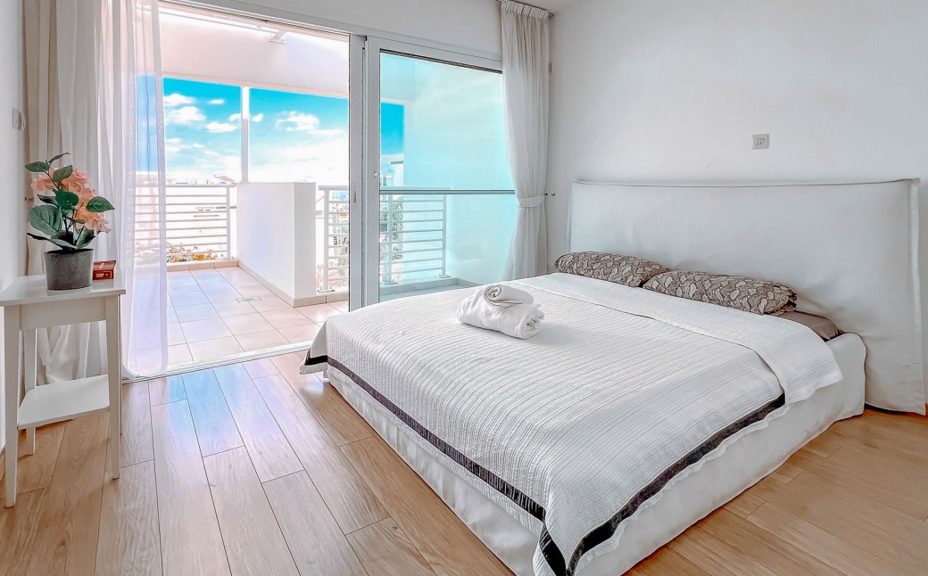 Double bedroom with access to balcony