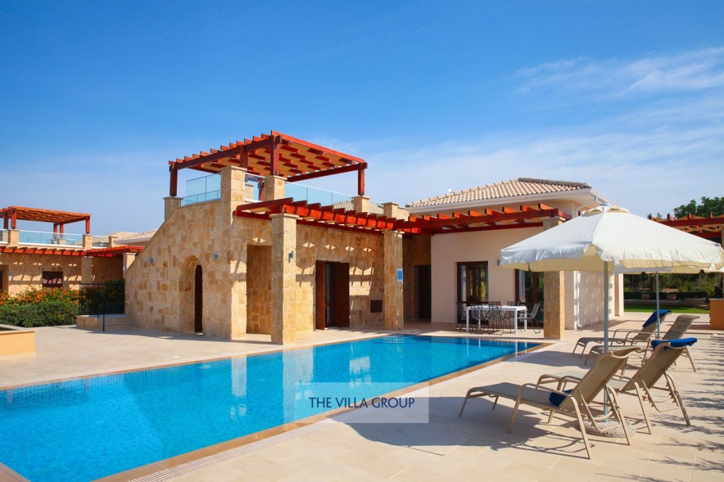 Overflow swimming pool with walk-in steps