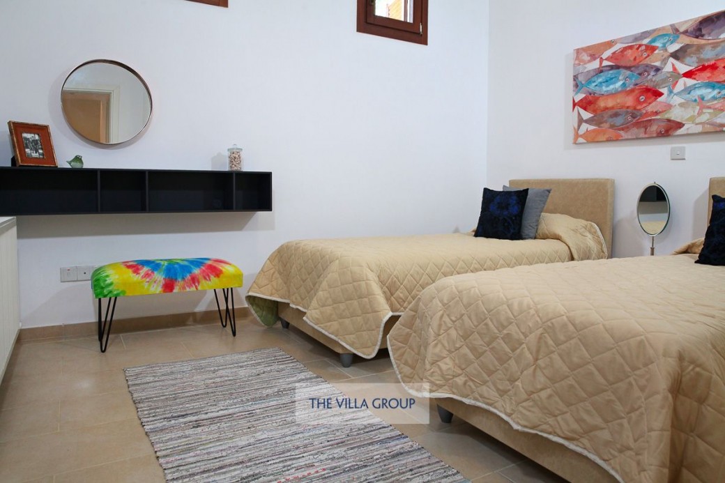Twin bedroom on lower ground floor