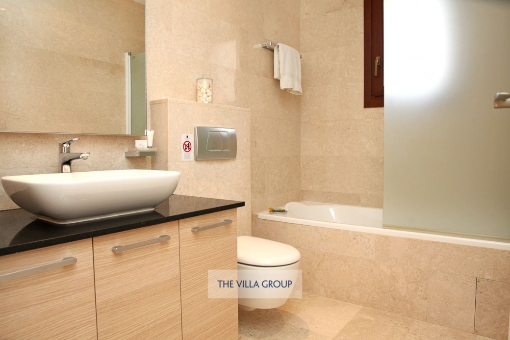 Double bedroom's en-suite bathroom