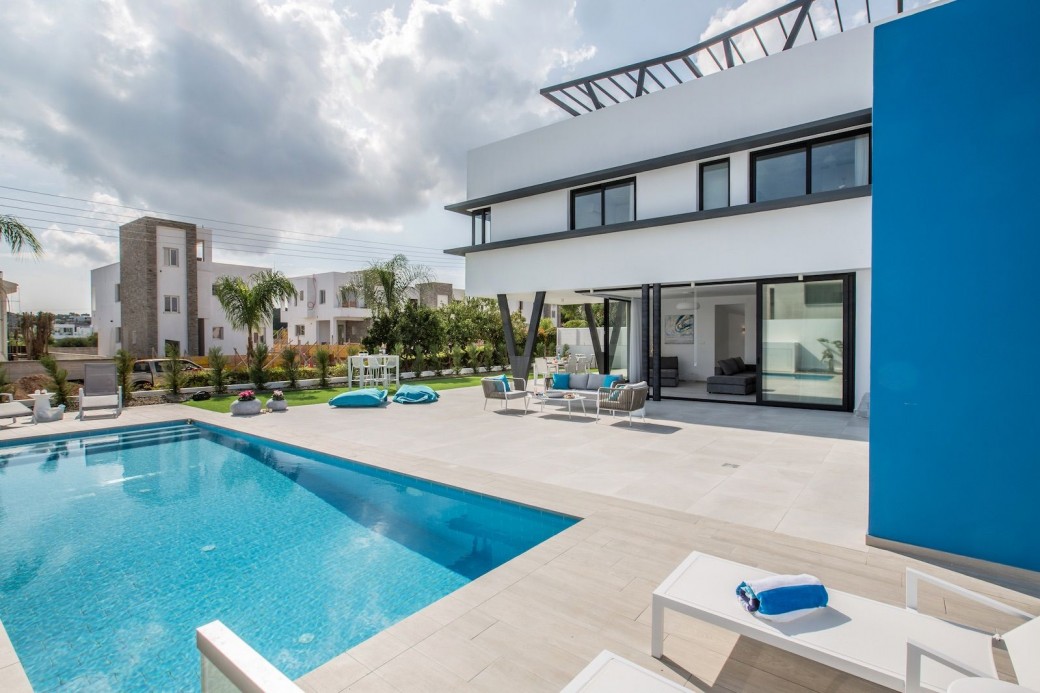 Private swimming pool with walk-in steps