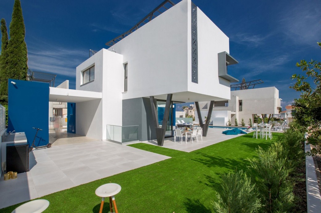 5 minute walk to the beach and to a vast selection of bars, restaurants and shops