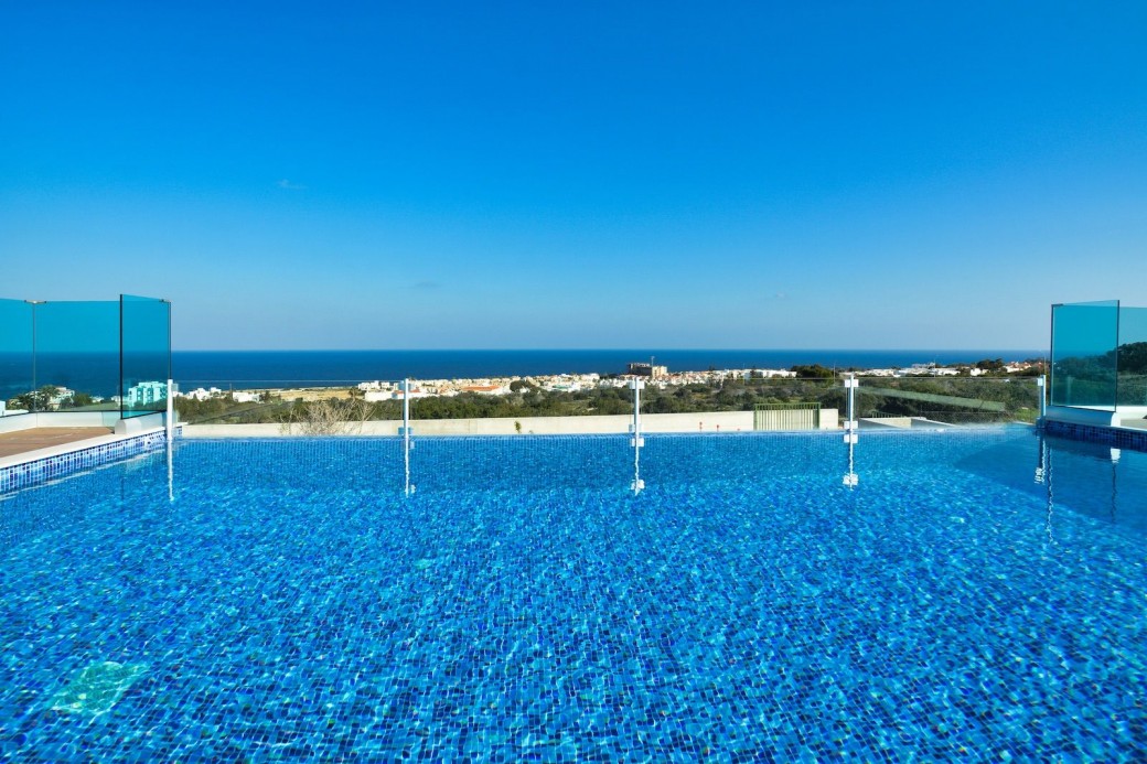 Overflow swimming pool