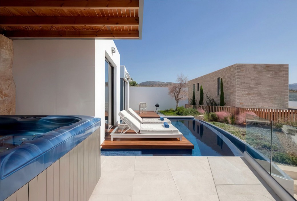 Plunge pool and hot tub