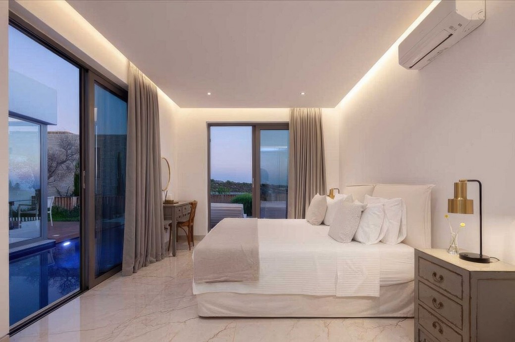 One bedroom with en-suite shower and bath tub within bedroom