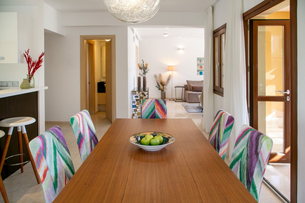 Contemporary table for six