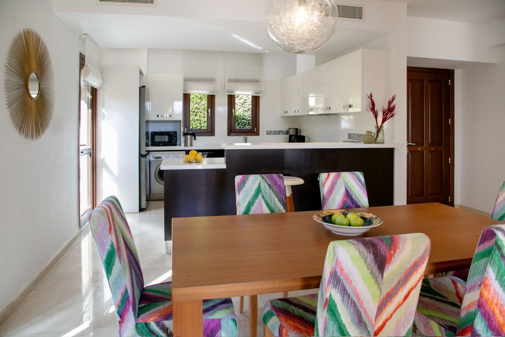 Open plan dining and kitchen area
