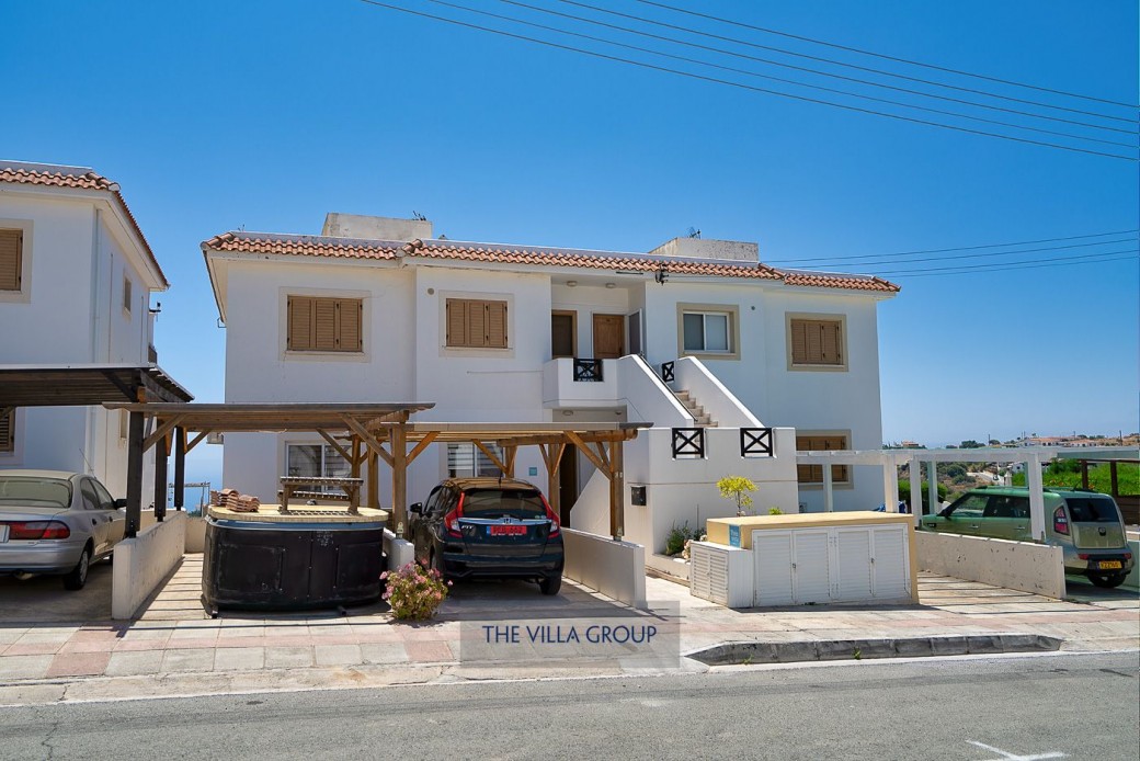 2 bedroom apartment with communal swimming pool