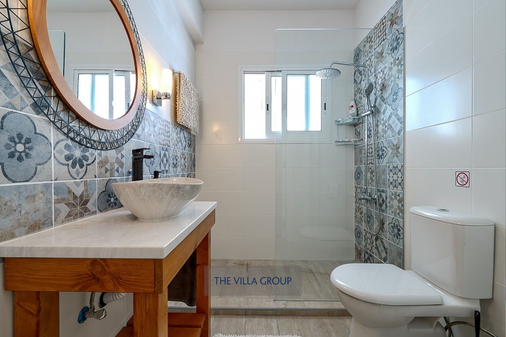 Shower room shared between the 2 bedrooms