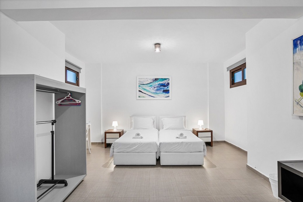 Lower ground floor spacious twin bedroom