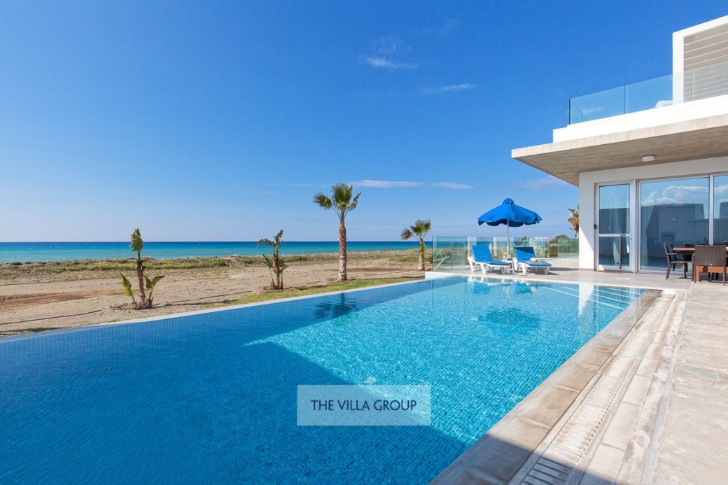4.5m x 10.5m infinity pool with walk-in steps (depth: 1 m to 1.55 m)