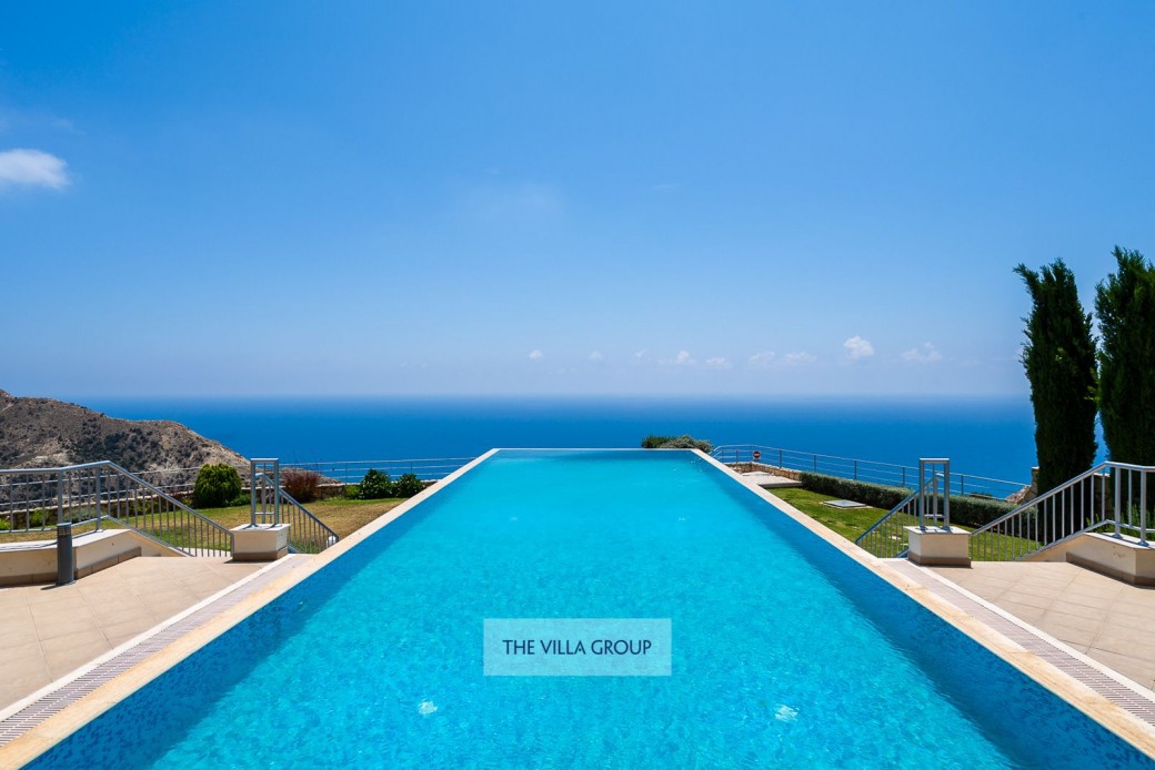 Private infinity swimming pool with walk-in steps 