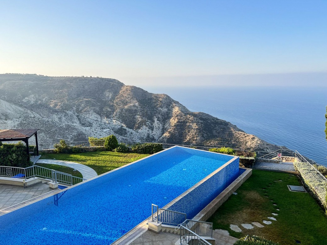 14m x 5m infinity swimming pool (depth: 1.20m to 1.70m) 
