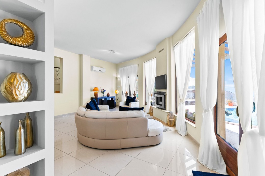 Open plan living, dining and kitchen areas